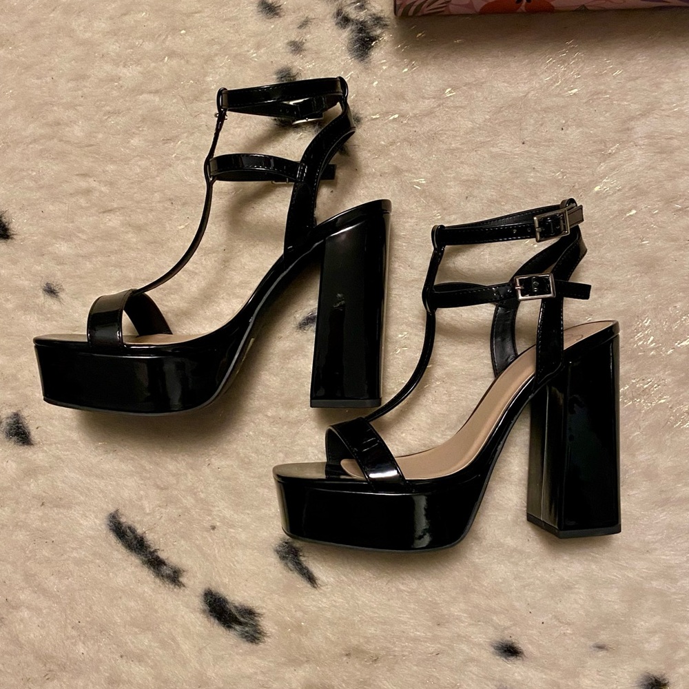 New 🗃️ Black Patent Leather Platform Heels Size 7.5 🖤